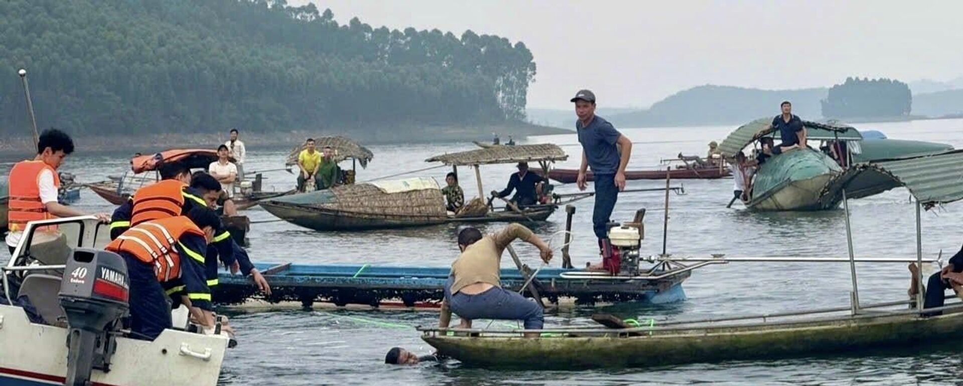 Tìm thấy thi thể 6 nạn nhân trong vụ lật tàu ở hồ Thác Bà   - Sputnik Việt Nam, 1920, 05.03.2026