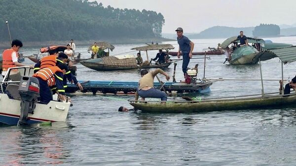 Tìm thấy thi thể 6 nạn nhân trong vụ lật tàu ở hồ Thác Bà   - Sputnik Việt Nam