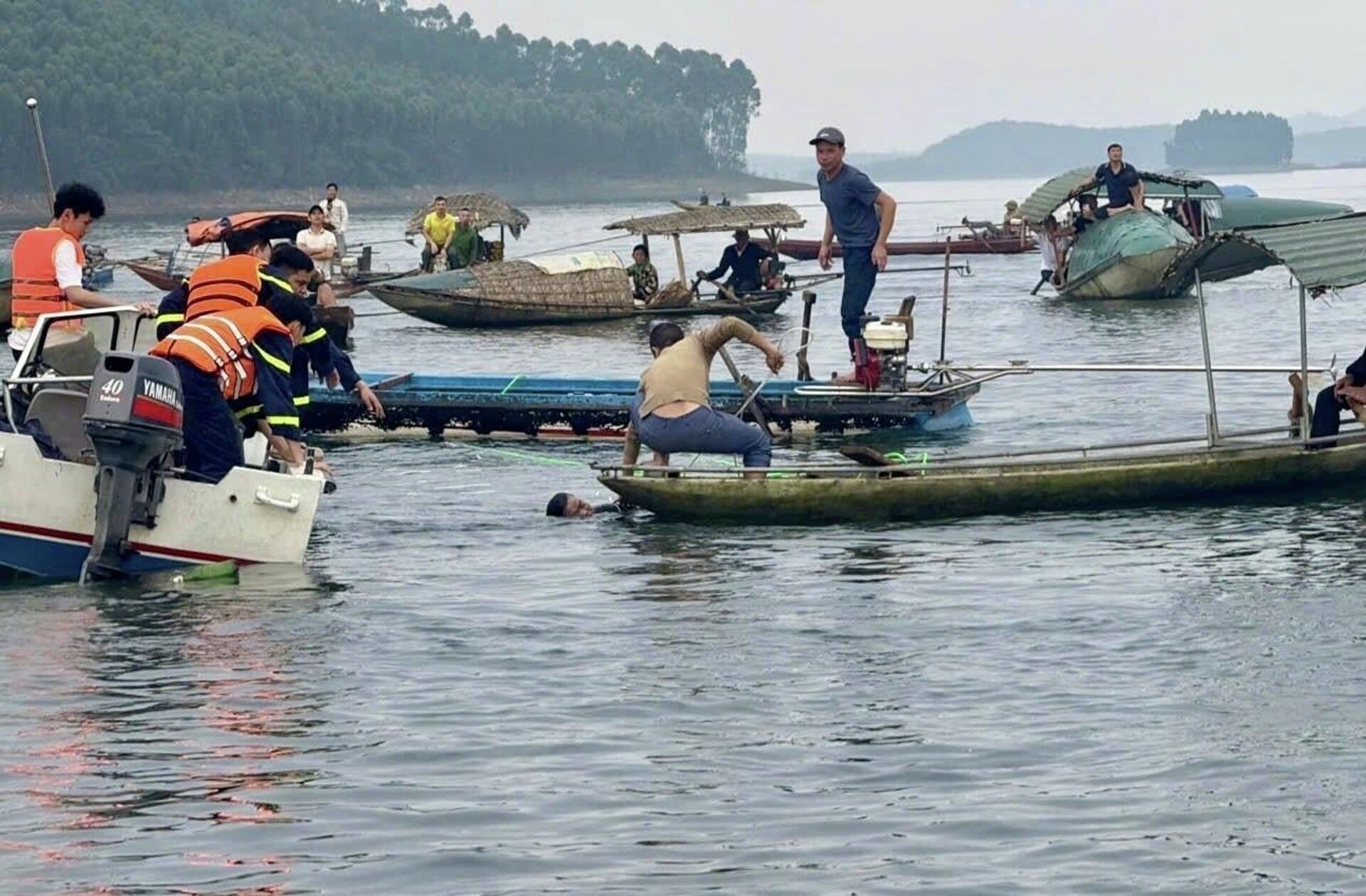 Tìm thấy thi thể 6 nạn nhân trong vụ lật tàu ở hồ Thác Bà   - Sputnik Việt Nam, 1920, 22.02.2026