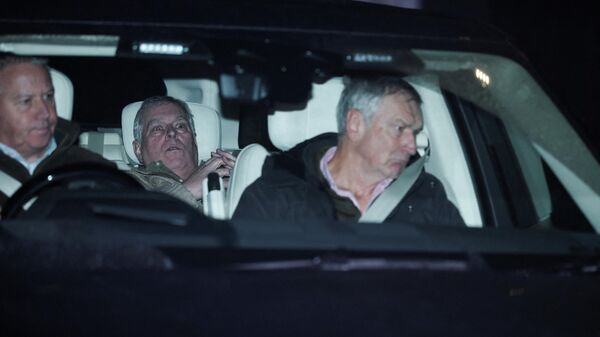 Andrew Mountbatten Windsor, em trai của Vua Anh Charles, rời đồn cảnh sát Aylsham bằng ô tô, Vương quốc Anh - Sputnik Việt Nam