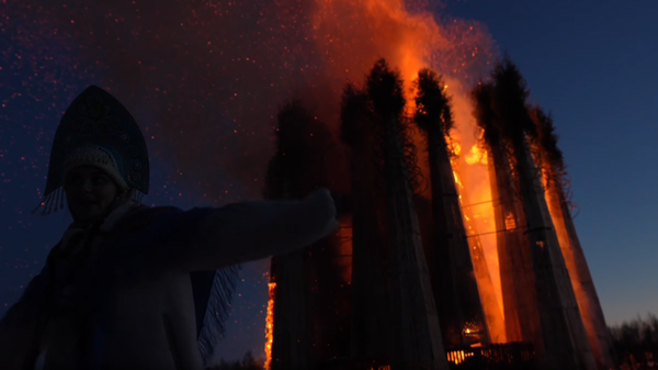 Biểu tượng Trái tim rực cháy khổng lồ toả sáng ấm áp trong Lễ hội Tiễn mùa đông Maslenitsa ở Nga - Sputnik Việt Nam