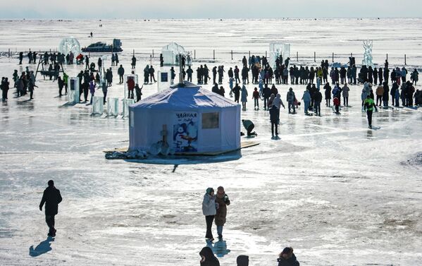 Những người tham gia Lễ hội nghệ thuật băng giá mùa đông lần thứ XII "Sống trên Baikal" 2026 tại thị trấn Listvyanka - Sputnik Việt Nam