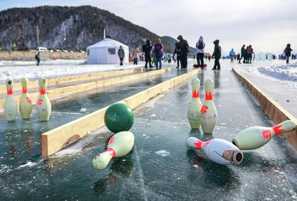 Trò chơi bowling tại Lễ hội nghệ thuật băng giá mùa đông lần thứ XII "Sống trên Baikal" - Sputnik Việt Nam