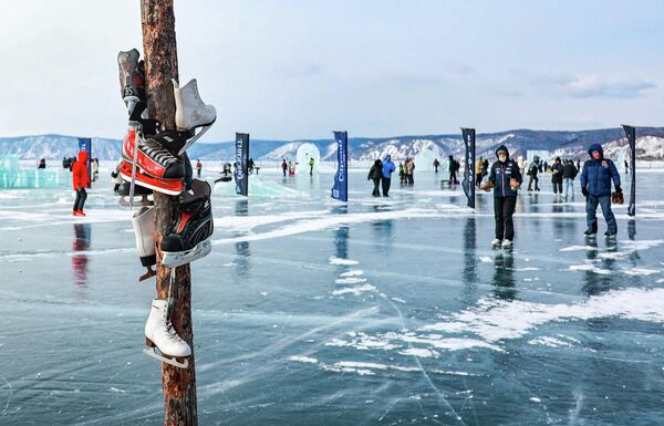 Lễ hội nghệ thuật băng giá mùa đông lần thứ XII "Sống trên Baikal" 2026 tại thị trấn Listvyanka - Sputnik Việt Nam