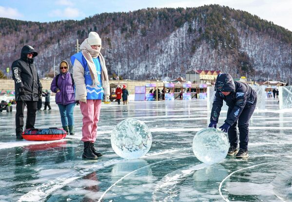 Những người tham gia Lễ hội nghệ thuật băng giá mùa đông lần thứ XII "Sống trên Baikal" 2026 tại thị trấn Listvyanka - Sputnik Việt Nam