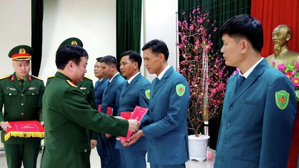 Đại tá Lê Hồng Việt, Chính ủy Bộ Chỉ huy Quân sự tỉnh Quảng Trị trao quyết định cho các cá nhân - Sputnik Việt Nam