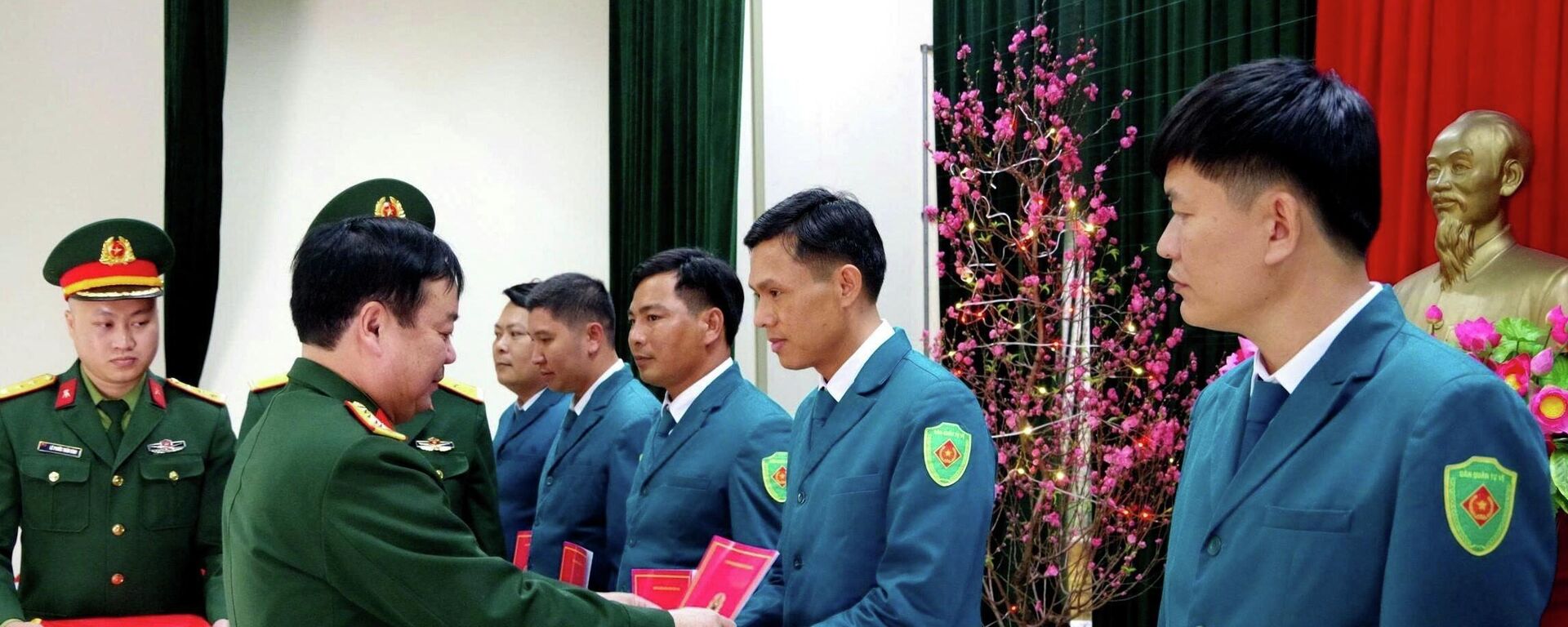Đại tá Lê Hồng Việt, Chính ủy Bộ Chỉ huy Quân sự tỉnh Quảng Trị trao quyết định cho các cá nhân - Sputnik Việt Nam, 1920, 24.02.2026