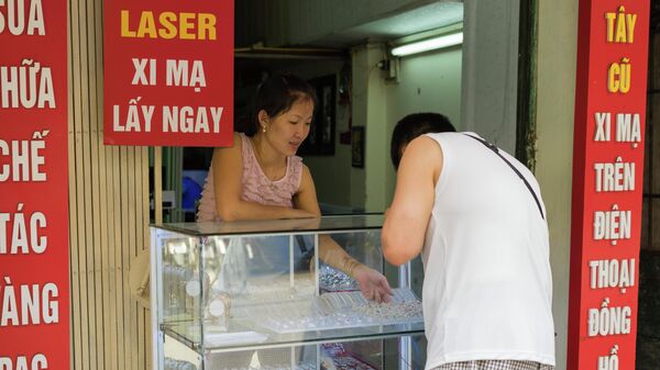 Người dân mua trang sức tại một cửa hàng vàng bạc ở Hà Nội. - Sputnik Việt Nam