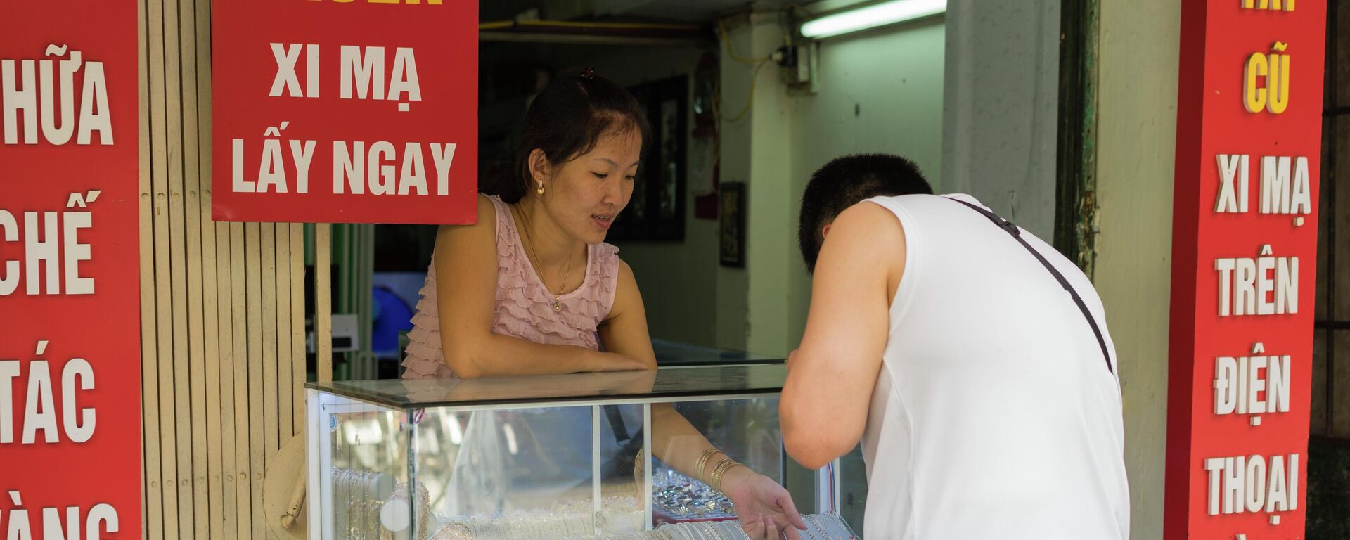 Người dân mua trang sức tại một cửa hàng vàng bạc ở Hà Nội. - Sputnik Việt Nam, 1920, 24.02.2026