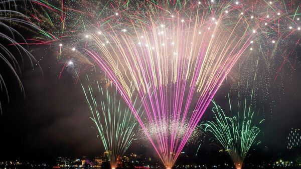 Màn pháo hoa rực rỡ tại khu vực hồ Hoàn Kiếm - Sputnik Việt Nam