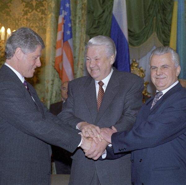 Tổng thống Mỹ Clinton, Tổng thống Nga Yeltsin và Tổng thống Ukraina Kravchuk sau khi ký Tuyên bố Ba bên tại Moskva vào ngày 14 tháng 1 năm 1994. Tổng thống Mỹ Clinton, Tổng thống Nga Yeltsin và Tổng thống Ukraina Kravchuk sau khi ký Tuyên bố Ba bên tại Moskva vào ngày 14 tháng 1 năm 1994. - Sputnik Việt Nam