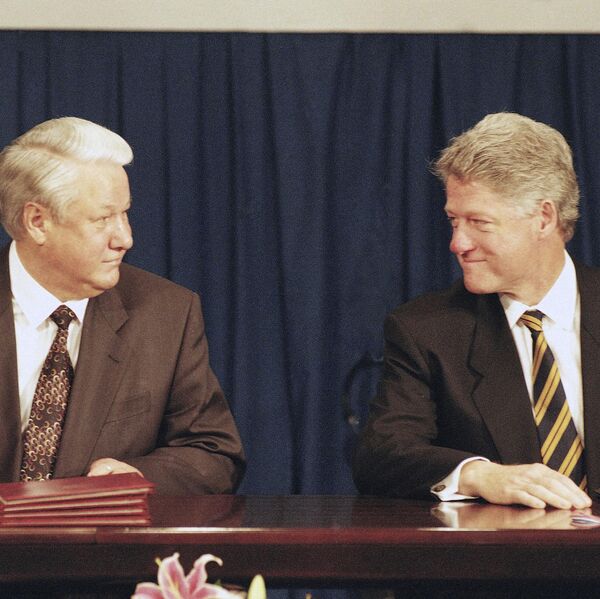 Tổng thống Mỹ Bill Clinton (phải) và Tổng thống Nga Boris Yeltsin (trái) nhìn nhau sau lễ ký kết Hiệp ước về Không phổ biến vũ khí hạt nhân tại Trung tâm Hội nghị Budapest vào ngày 5 tháng 12 năm 1994, ngày đầu tiên của hội nghị thượng đỉnh CSCE kéo dài 2 ngày tại Hungary. Tổng thống Mỹ Bill Clinton (phải) và Tổng thống Nga Boris Yeltsin (trái) nhìn nhau sau lễ ký kết Hiệp ước về Không phổ biến vũ khí hạt nhân tại Trung tâm Hội nghị Budapest vào ngày 5 tháng 12 năm 1994, ngày đầu tiên của hội nghị thượng đỉnh CSCE kéo dài 2 ngày tại Hungary. - Sputnik Việt Nam
