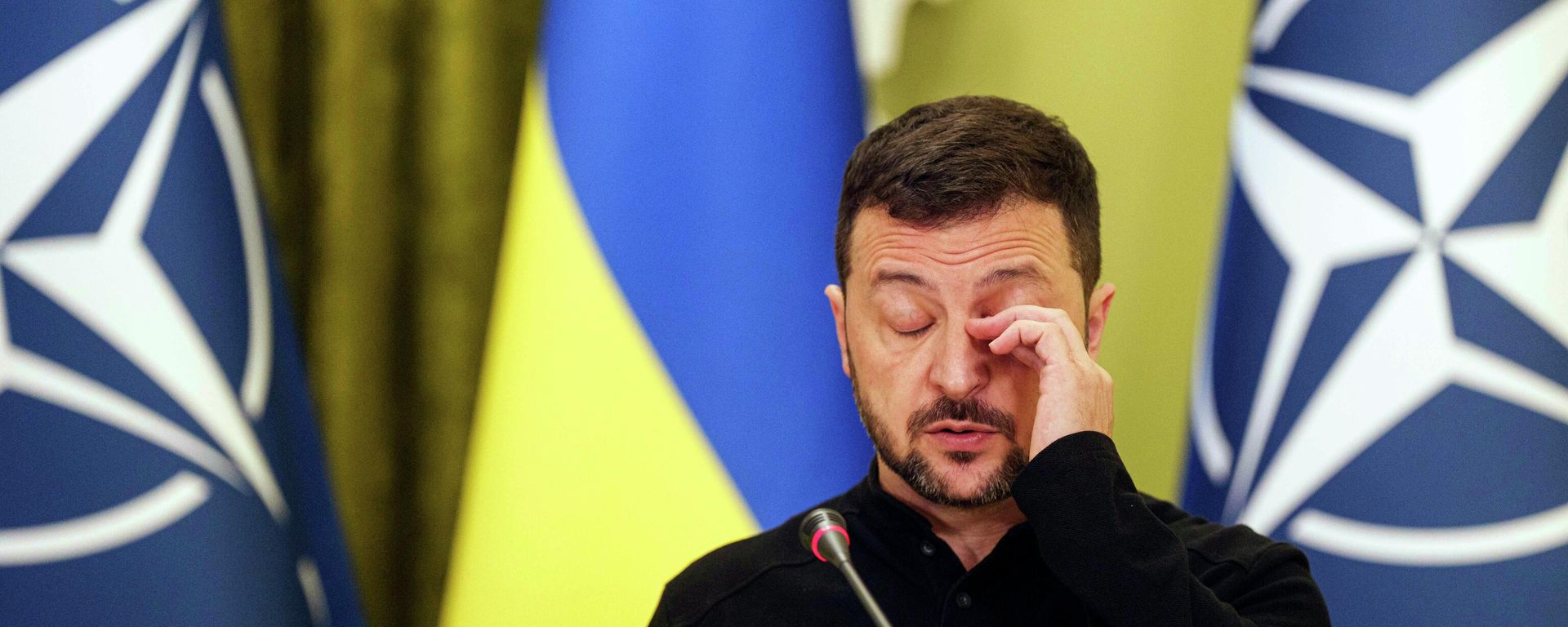 Vladimir Zelensky phát biểu với các phóng viên trong cuộc họp báo chung với Tổng thư ký NATO Mark Rutte ở Kiev, Ukraina, ngày 3 tháng 10 năm 2024. - Sputnik Việt Nam, 1920, 23.07.2026