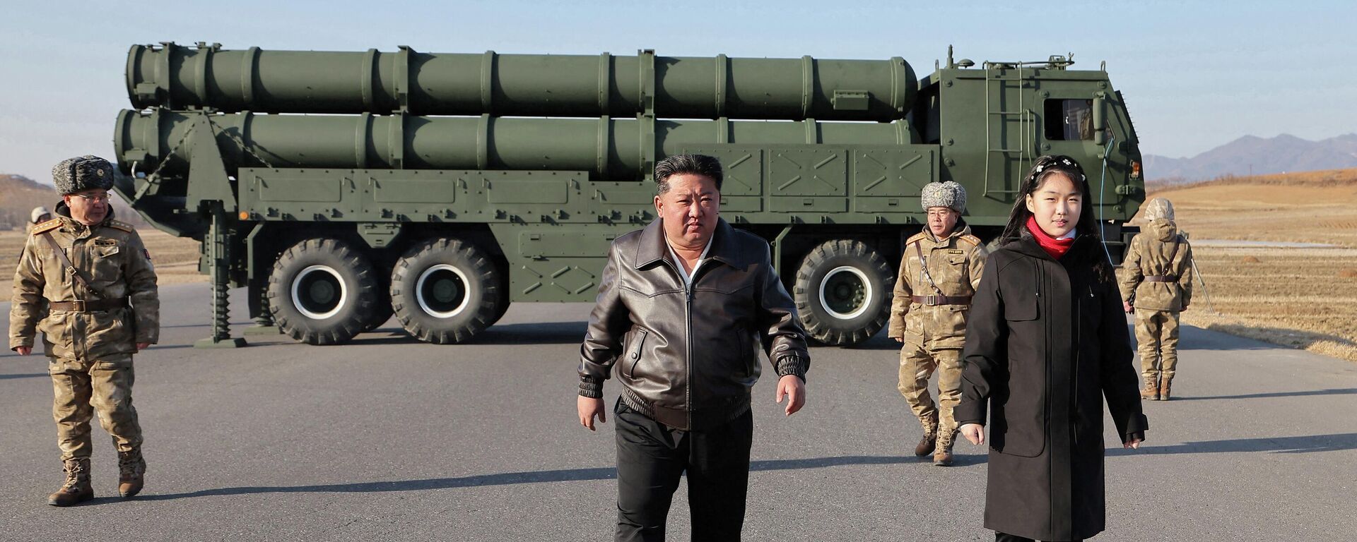 Nhà lãnh đạo Triều Tiên Kim Jong-un và con gái 13 tuổi Kim Ju-ae  - Sputnik Việt Nam, 1920, 25.02.2026