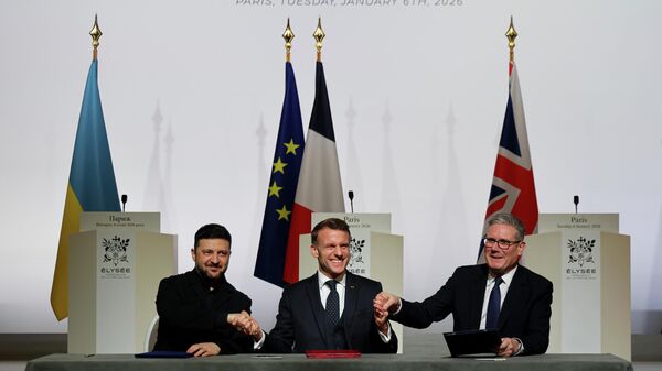 Tổng thống Vladimir Zelensky, Tổng thống Emmanuel Macron và Tổng thống Keir Starmer trong một cuộc gặp tại Paris. - Sputnik Việt Nam