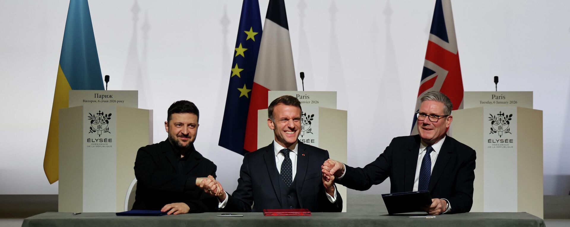 Tổng thống Vladimir Zelensky, Tổng thống Emmanuel Macron và Tổng thống Keir Starmer trong một cuộc gặp tại Paris. - Sputnik Việt Nam, 1920, 25.02.2026