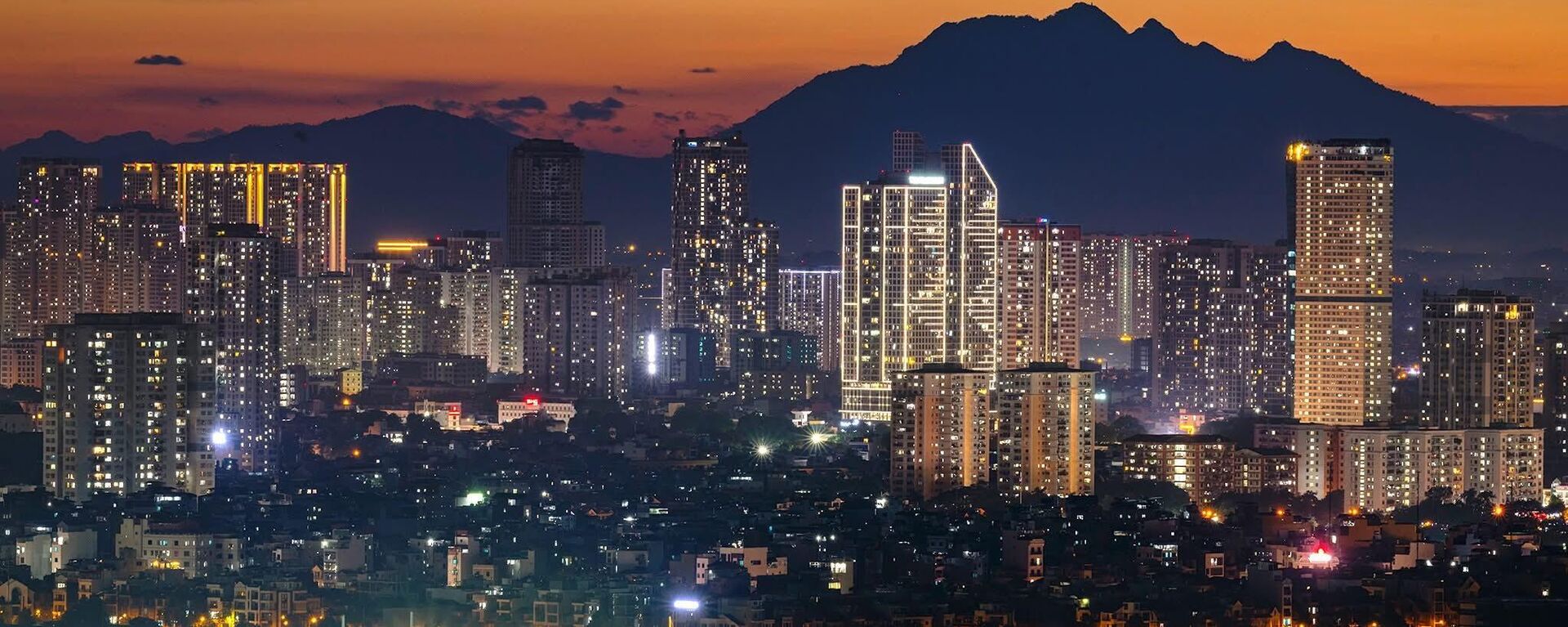 Toàn cảnh Hà Nội với tầm nhìn ra núi Ba Vì. - Sputnik Việt Nam, 1920, 25.02.2026