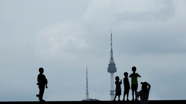 Các em nhỏ đứng trước Tháp N Seoul tại Bảo tàng Quốc gia Hàn Quốc ở Seoul, Hàn Quốc. - Sputnik Việt Nam