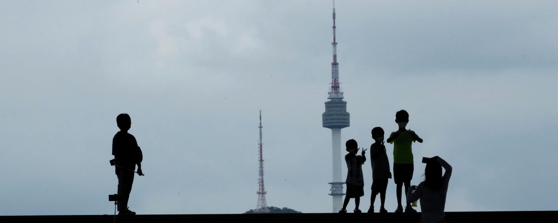 Các em nhỏ đứng trước Tháp N Seoul tại Bảo tàng Quốc gia Hàn Quốc ở Seoul, Hàn Quốc. - Sputnik Việt Nam, 1920, 25.02.2026