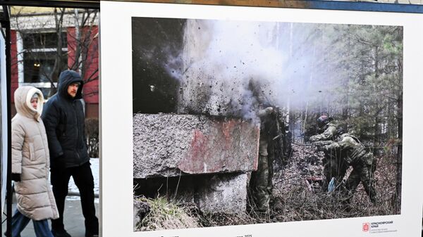 Triển lãm ảnh ngoài trời “Phục vụ Tổ quốc Nga” nhân Ngày Bảo vệ Tổ quốc được tổ chức tại công viên Dzerzhinsky ở trung tâm thành phố Krasnoyarsk.

Triển lãm trưng bày những bức ảnh về các thế hệ người bảo vệ Tổ quốc, trong đó có cả những hình ảnh do các quân nhân tham gia chiến dịch quân sự đặc biệt chụp bằng điện thoại thông minh. - Sputnik Việt Nam