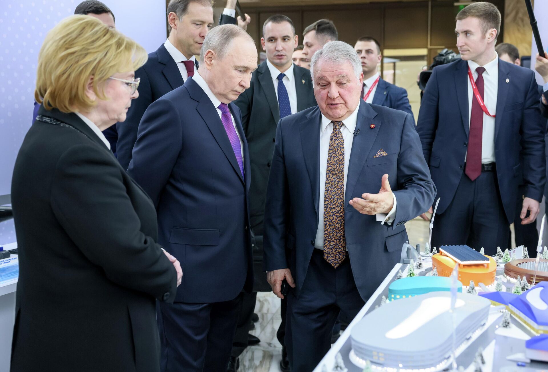 Tổng thống Nga Vladimir Putin thị sát triển lãm tại Diễn đàn Công nghệ Tương lai lần thứ IV ở Moskva - Sputnik Việt Nam, 1920, 25.02.2026