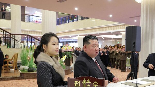 Nhà lãnh đạo Triều Tiên Kim Jong-un và con gái Kim Ju-ae - Sputnik Việt Nam
