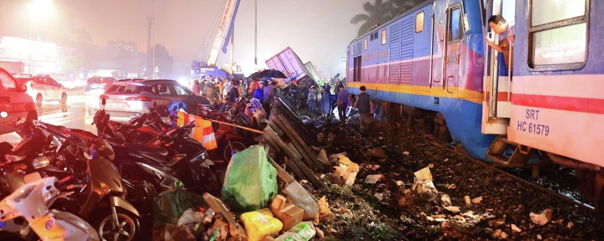 Tai nạn nghiêm trọng trên Quốc lộ 1A giữa tàu SE3 và ô tô khiến 1 người tử vong tại chỗ - Sputnik Việt Nam, 1920, 26.02.2026