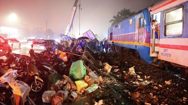 Tai nạn nghiêm trọng trên Quốc lộ 1A giữa tàu SE3 và ô tô khiến 1 người tử vong tại chỗ - Sputnik Việt Nam