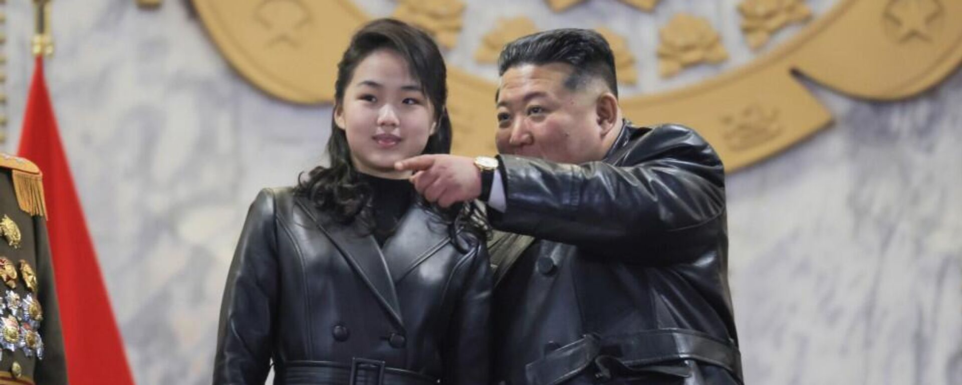 Kim Jong Un cùng con gái tại cuộc duyệt binh nhân dịp Đại hội lần thứ IX của Đảng Lao động Triều Tiên - Sputnik Việt Nam, 1920, 26.02.2026