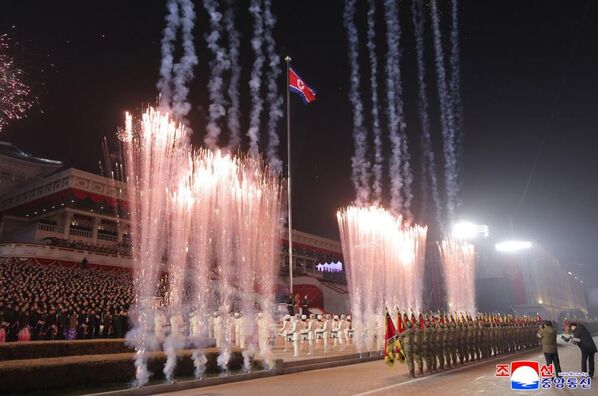 Pháo hoa tại cuộc duyệt binh nhân dịp Đại hội lần thứ IX của Đảng Lao động Triều Tiên - Sputnik Việt Nam