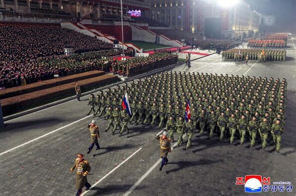 Các quân nhân từng tham gia giải phóng và rà phá bom mìn ở vùng Kursk diễu hành với quốc kỳ Nga và CHDCND Triều Tiên - Sputnik Việt Nam
