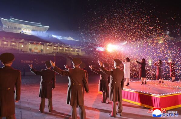 Tiết mục biểu diễn nghệ thuật tại cuộc duyệt binh nhân dịp Đại hội lần thứ IX đảng Lao động Triều Tiên - Sputnik Việt Nam