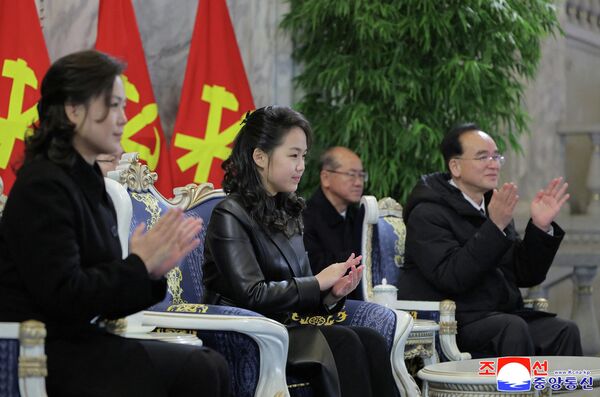 Kim Ju Ae, con gái của nhà lãnh đạo Triều Tiên Kim Jong Un (trung tâm khung hình), có mặt tại cuộc duyệt binh nhân dịp Đại hội lần thứ IX đảng Lao động Triều Tiên tại Bình Nhưỡng - Sputnik Việt Nam