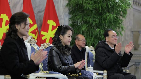 Kim Ju Ae, con gái của nhà lãnh đạo Triều Tiên Kim Jong Un (trung tâm khung hình), có mặt tại cuộc duyệt binh nhân dịp Đại hội lần thứ IX đảng Lao động Triều Tiên tại Bình Nhưỡng - Sputnik Việt Nam