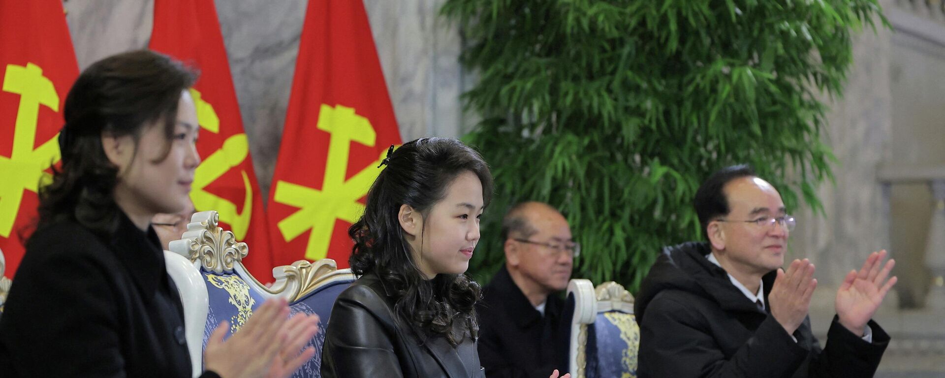 Kim Ju Ae, con gái của nhà lãnh đạo Triều Tiên Kim Jong Un (trung tâm khung hình), có mặt tại cuộc duyệt binh nhân dịp Đại hội lần thứ IX đảng Lao động Triều Tiên tại Bình Nhưỡng - Sputnik Việt Nam, 1920, 26.02.2026