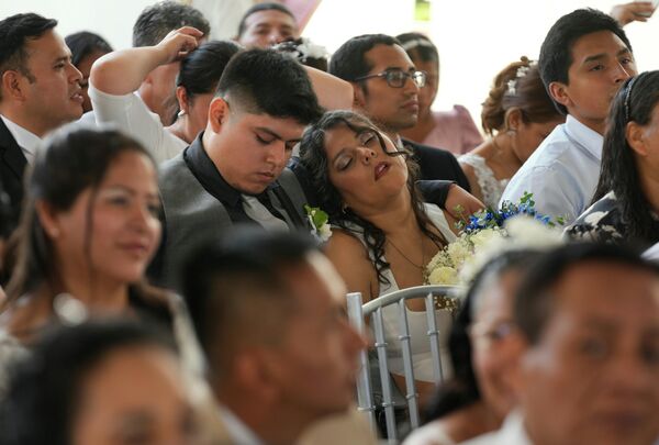 Người phụ nữ ngủ bên cạnh chú rể của mình trước đám cưới tập thể nhân Ngày Valentine tại Lima, Peru - Sputnik Việt Nam