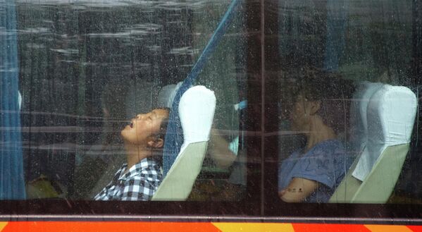 Hành khách ngủ trên xe buýt - Sputnik Việt Nam