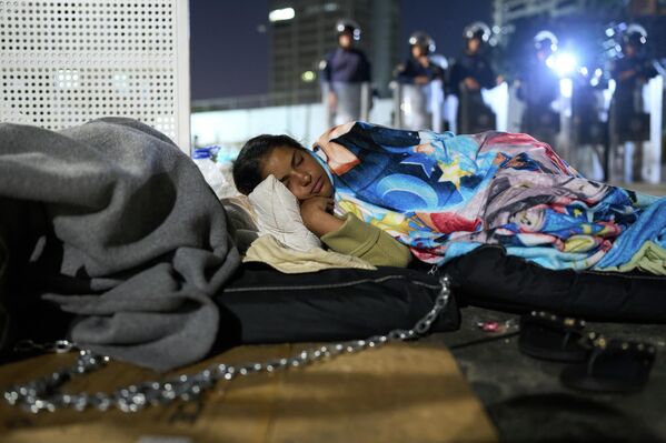 Yaxodara Losada ngủ trước tòa nhà trại giam Khu 7 của Cảnh sát Quốc gia Bolivarian, chờ đợi sự giải thoát cho chồng mình, tại Caracas, Venezuela - Sputnik Việt Nam