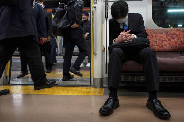 Hành khách ngủ trên tàu điện ngầm Tokyo - Sputnik Việt Nam