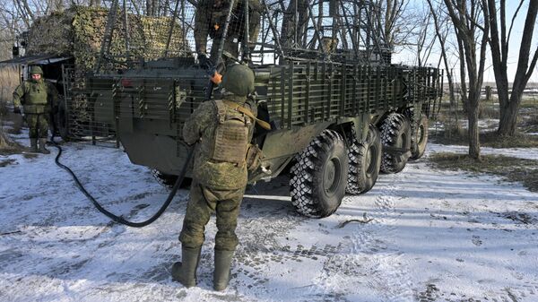 Công việc của xe chở nhiên liệu của nhóm quân Tây - Sputnik Việt Nam