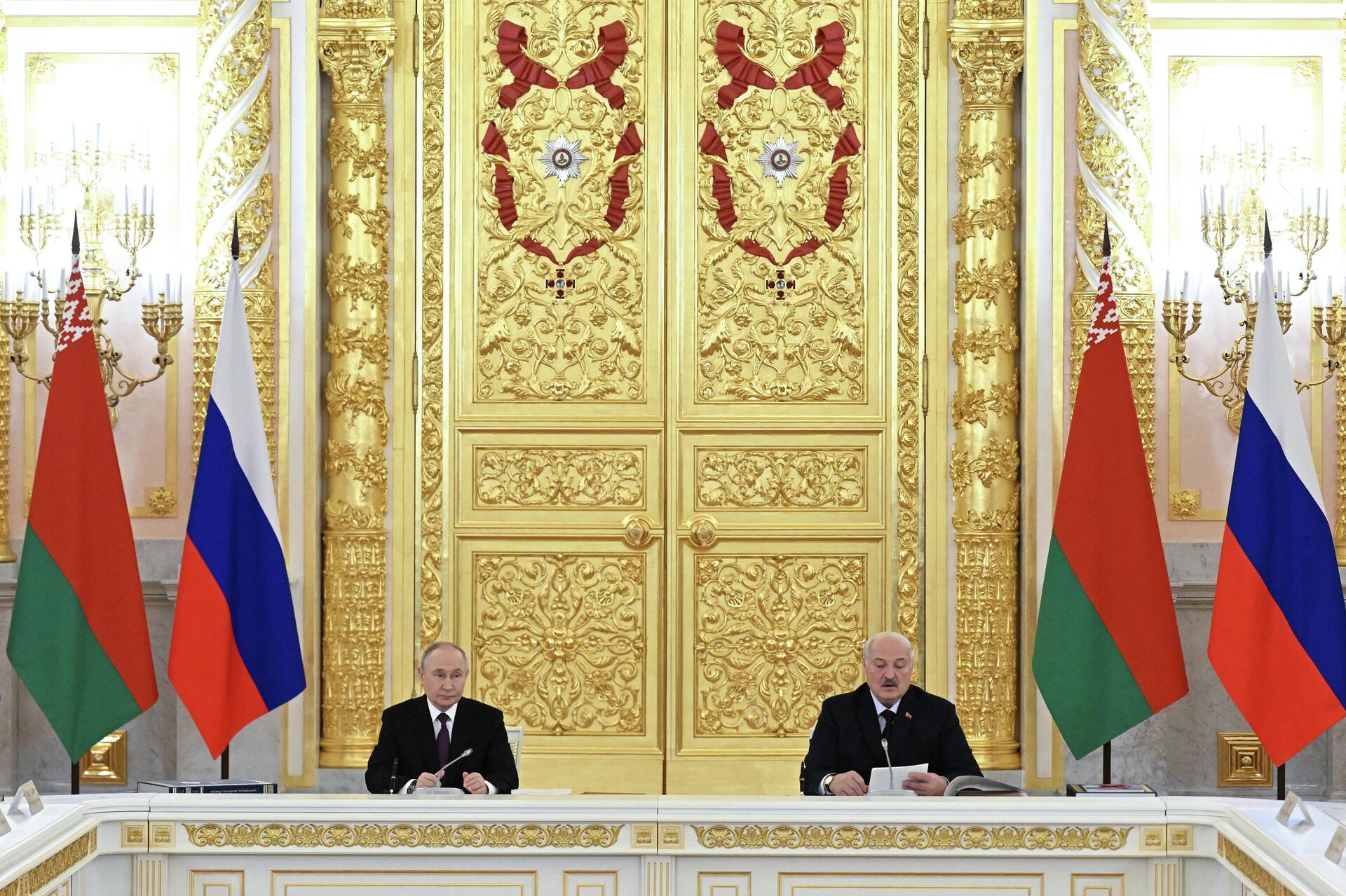 Tổng thống Nga Vladimir Putin và Tổng thống Belarus Alexander Lukashenko Tổng thống Nga Vladimir Putin và Tổng thống Belarus Alexander Lukashenko - Sputnik Việt Nam, 1920, 26.02.2026