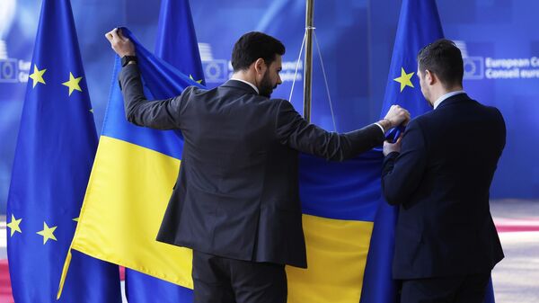 Các nhân viên lễ tân treo cờ Ukraina trước khi Vladimir Zelensky đến - Sputnik Việt Nam