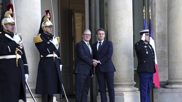 Tổng thống Pháp Emmanuel Macron và Thủ tướng Anh Keir Starmer trước cuộc gặp không chính thức giữa các nhà lãnh đạo EU và Anh tại Điện Élysée ở Paris. - Sputnik Việt Nam