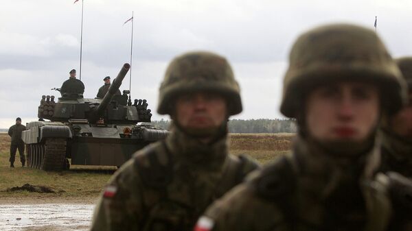 Binh lính Ba Lan tiến hành tập trận gần thị trấn Orzysz ở Ba Lan - Sputnik Việt Nam