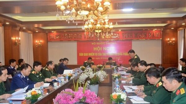 Ngày 26-2, Thượng tướng Võ Minh Lương, Ủy viên Thường vụ Quân ủy Trung ương, Thứ trưởng Bộ Quốc phòng đã bàn giao nhiệm vụ Thứ trưởng Bộ Quốc phòng cho Thượng tướng Nguyễn Văn Gấu, Ủy viên Trung ương Đảng, Thứ trưởng Bộ Quốc phòng - Sputnik Việt Nam