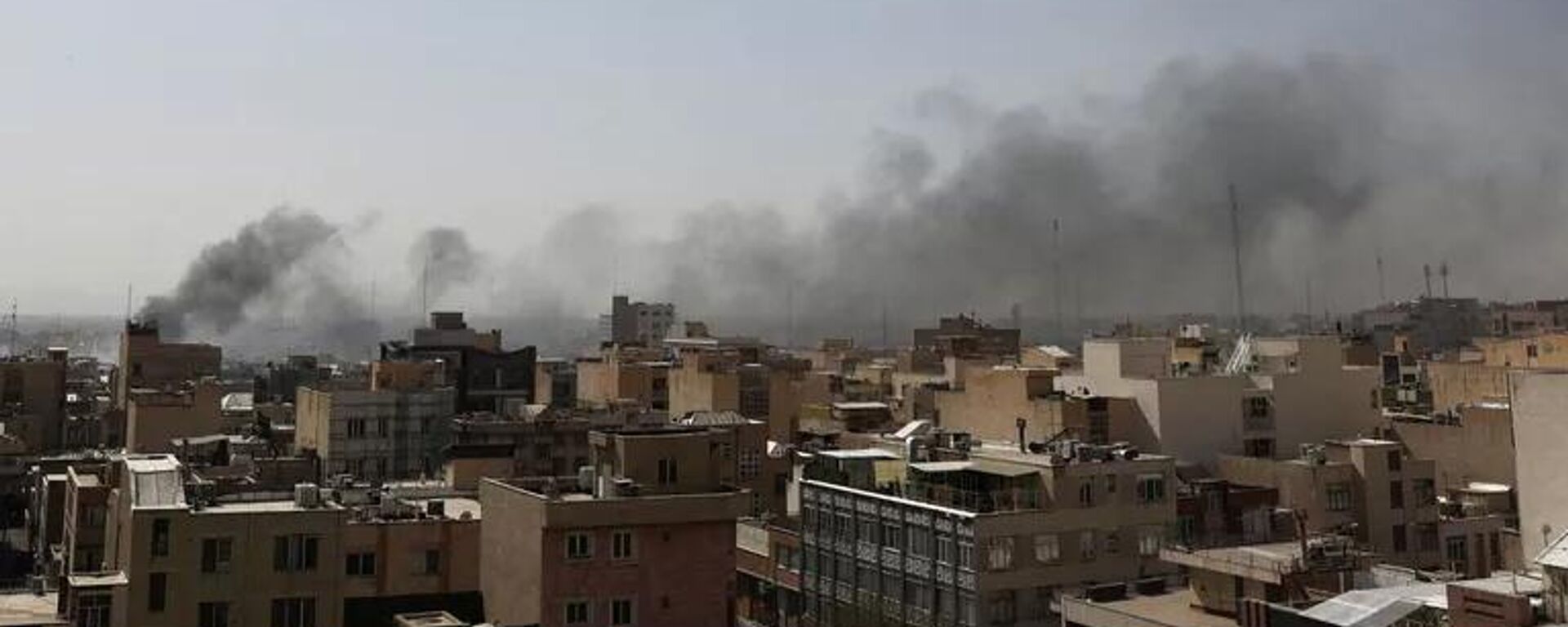 Khói bốc lên từ hiện trường vụ tấn công của Israel vào Tehran - Sputnik Việt Nam, 1920, 01.03.2026