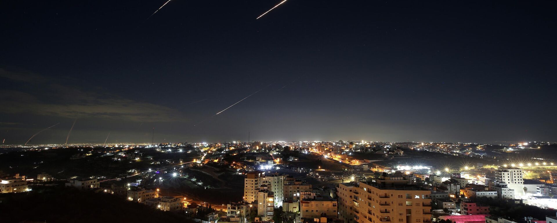 Iran tiếp tục các cuộc tấn công bằng tên lửa nhằm đáp trả các đòn không kích của Mỹ và Israel - Sputnik Việt Nam, 1920, 03.03.2026