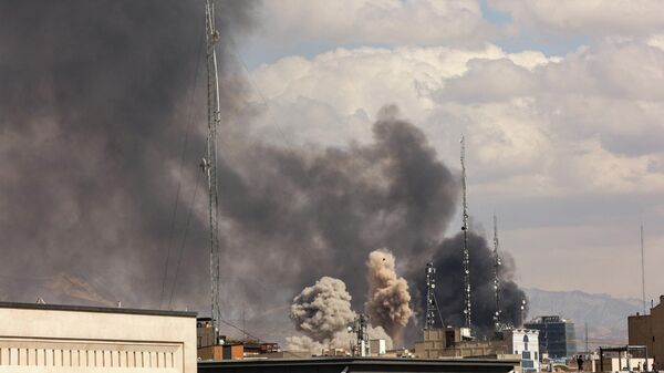 Khói bốc lên sau một vụ nổ, sau khi Israel và Mỹ tiến hành các cuộc tấn công vào Iran, tại Tehran, Iran - Sputnik Việt Nam
