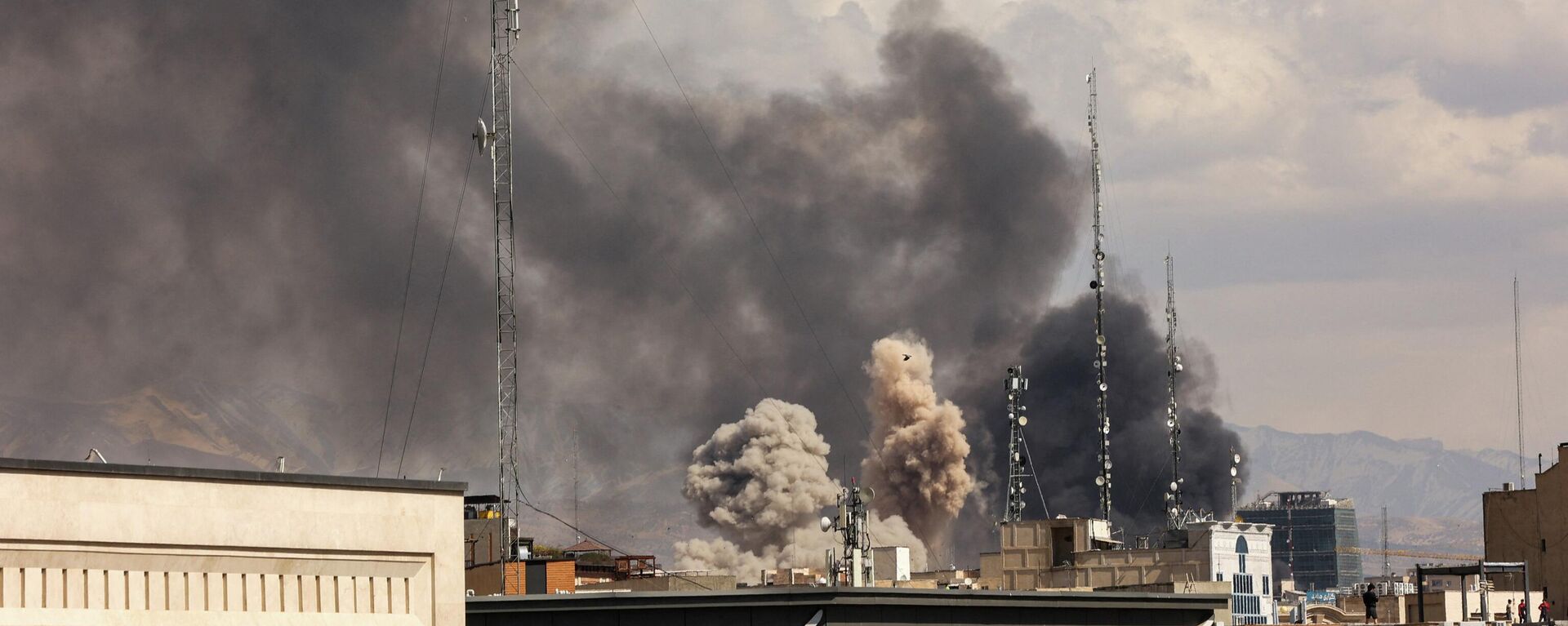 Khói bốc lên sau một vụ nổ, sau khi Israel và Mỹ tiến hành các cuộc tấn công vào Iran, tại Tehran, Iran - Sputnik Việt Nam, 1920, 02.03.2026