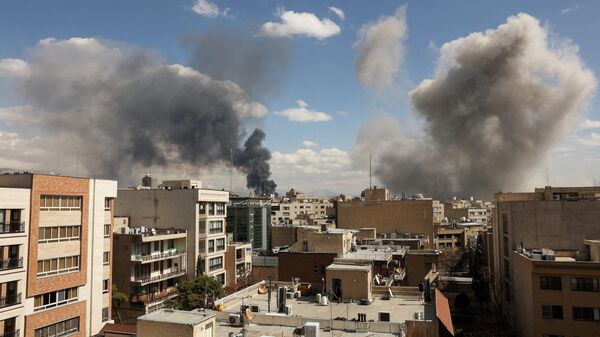 Khói bốc lên sau một vụ nổ, sau khi Israel và Mỹ tiến hành các cuộc tấn công vào Iran, tại Tehran, Iran, ngày 1 tháng 3 năm 2026 - Sputnik Việt Nam